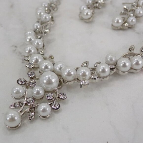 White pearl and crystal necklace and earring set in a V shape neck design, - Picture 7 of 8